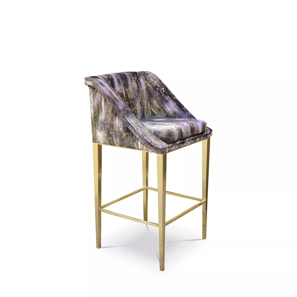 Bar stool inspired by a Kyoto geisha, with a curved body fully upholstered on a golden metallic base.